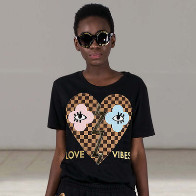 T-Shirt "Love Vibes" - black (Model)