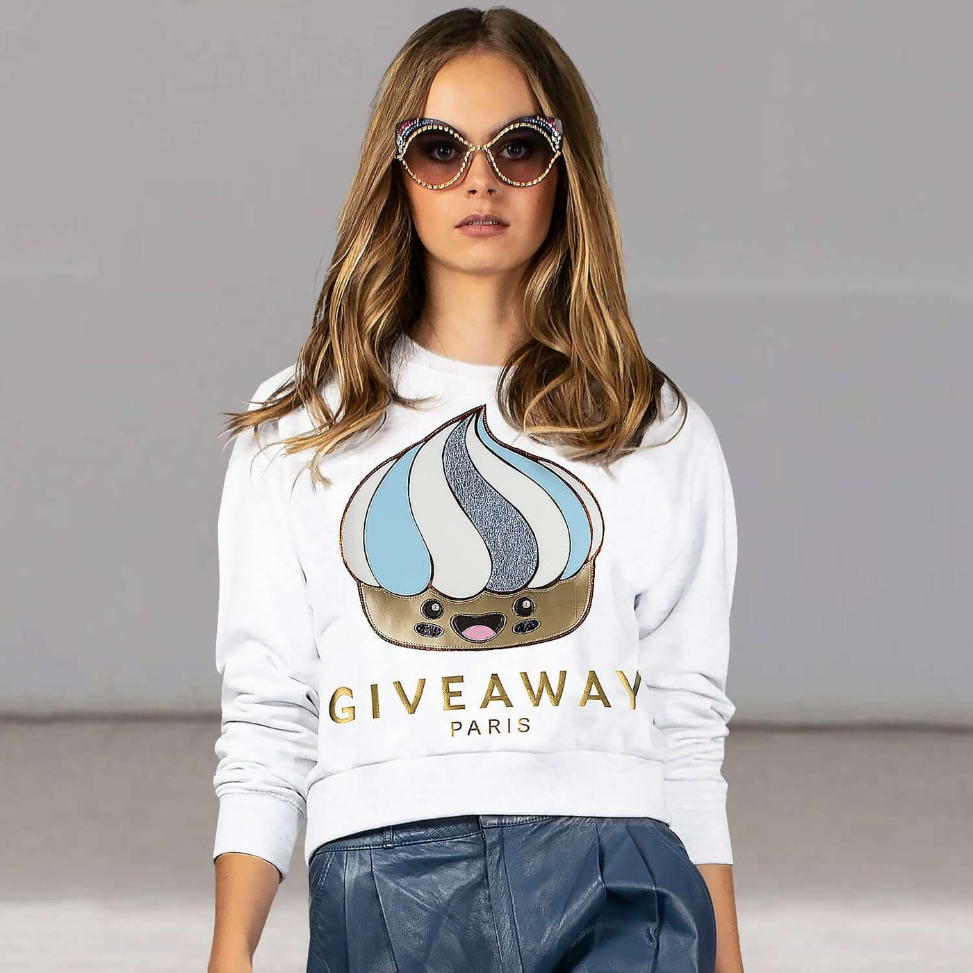 Sweatshirt "Giveaway Blue" - white (Model)