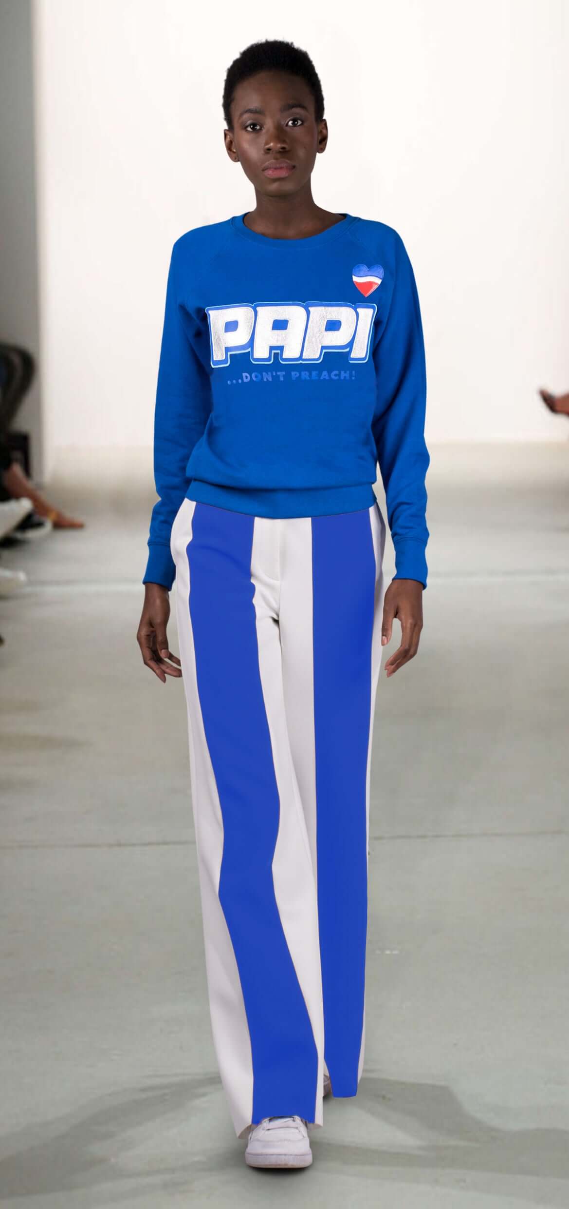 Sweatshirt "Papi" - royal blue (model)